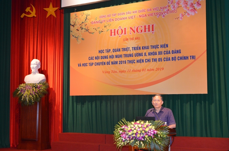 dang uy vietsovpetro to chuc hoc tap quan triet va trien khai thuc hien nghi quyet trung uong 8 khoa xii