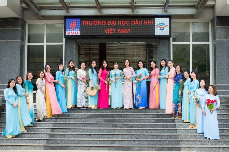 Nữ cán bộ, giảng viên PVU hưởng ứng “Tuần lễ áo dài Việt Nam”