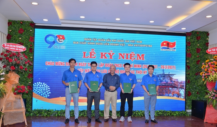 Tuổi trẻ Vietsovpetro nỗ lực tiếp bước truyền thống Những người đi tìm lửa