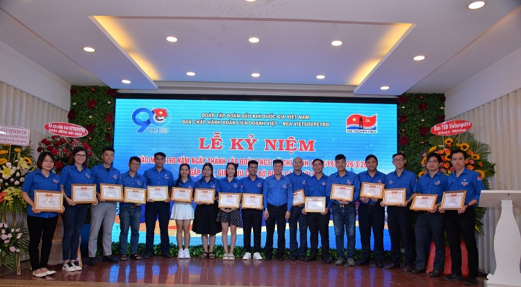 Tuổi trẻ Vietsovpetro nỗ lực tiếp bước truyền thống Những người đi tìm lửa