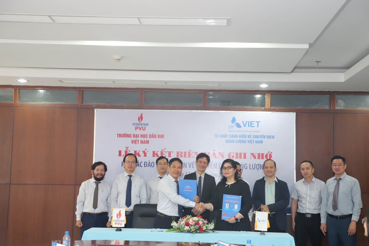 TS. Phan Minh Quốc Bình - Hiệu trưởng PVU và Giám đốc điều hành VIETSE Ngô Thị Tố Nhiên ký kết Biên bản ghi nhớ