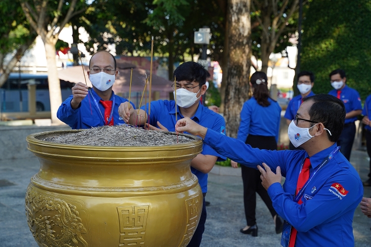 Tuổi trẻ Vietsovpetro dâng hương viếng Đền thờ Anh hùng Liệt sĩ Võ Thị Sáu
