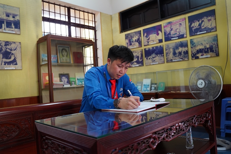 Tuổi trẻ Vietsovpetro dâng hương viếng Đền thờ Anh hùng Liệt sĩ Võ Thị Sáu