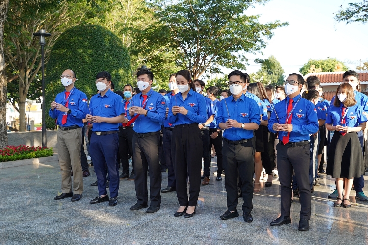 Tuổi trẻ Vietsovpetro dâng hương viếng Đền thờ Anh hùng Liệt sĩ Võ Thị Sáu