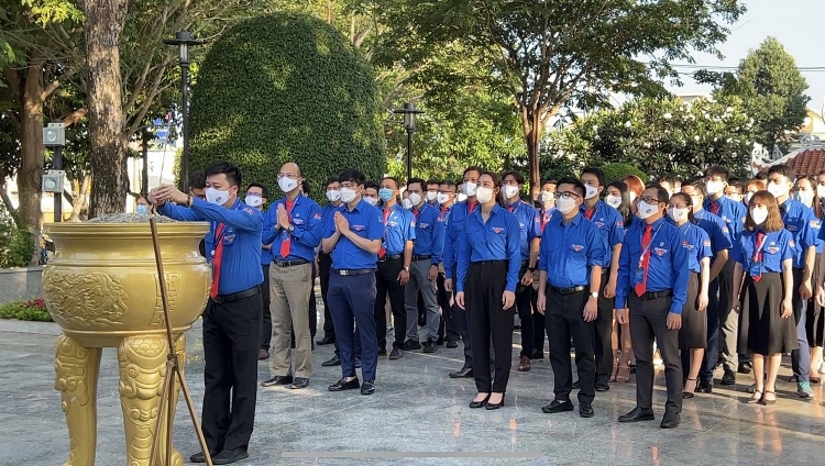 Tuổi trẻ Vietsovpetro dâng hương viếng Đền thờ Anh hùng Liệt sĩ Võ Thị Sáu