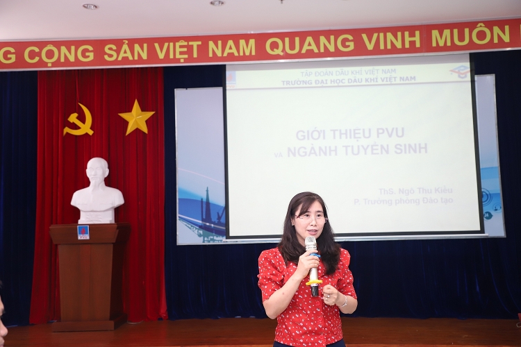 Gần 150 học sinh tham quan trải nghiệm thực tế tại trường Đại học Dầu khí Việt Nam