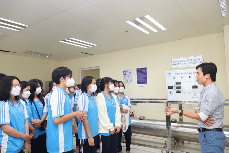 Gần 150 học sinh tham quan trải nghiệm thực tế tại trường Đại học Dầu khí Việt Nam