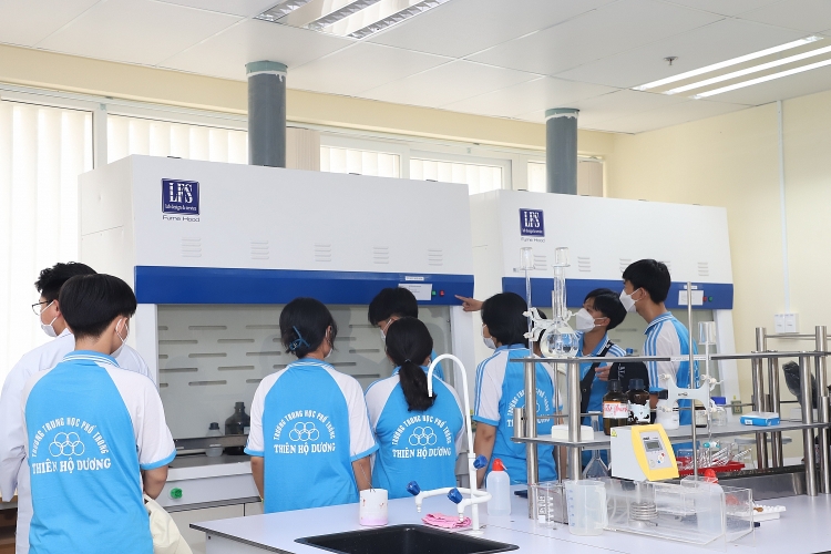Gần 150 học sinh tham quan trải nghiệm thực tế tại trường Đại học Dầu khí Việt Nam