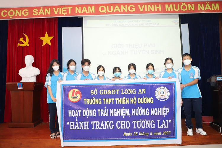 Gần 150 học sinh tham quan trải nghiệm thực tế tại trường Đại học Dầu khí Việt Nam