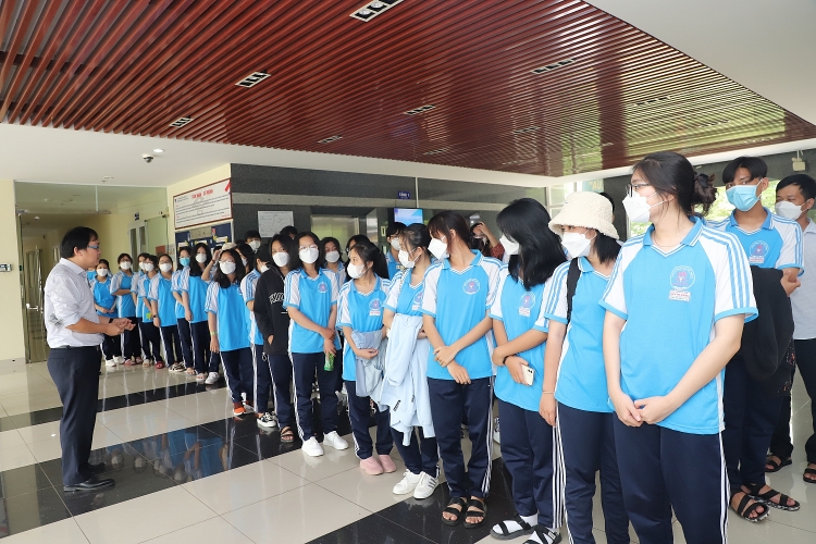 Gần 150 học sinh tham quan trải nghiệm thực tế tại trường Đại học Dầu khí Việt Nam