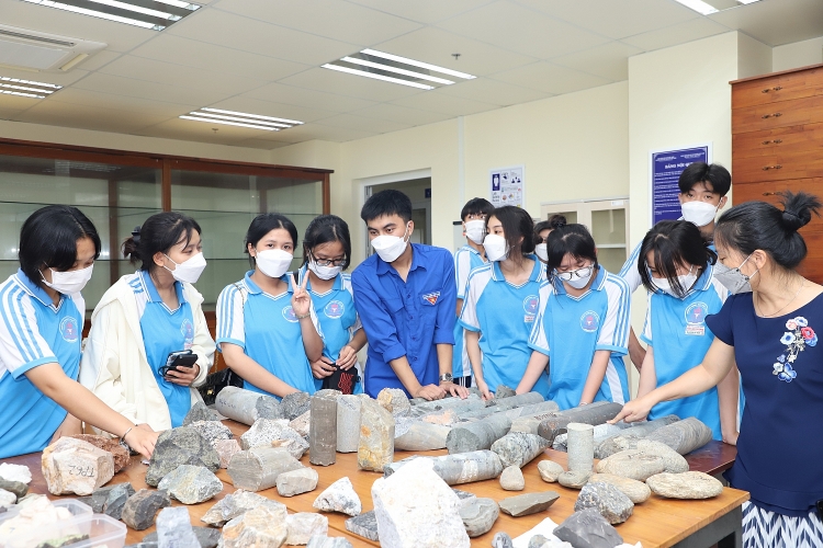 Gần 150 học sinh tham quan trải nghiệm thực tế tại trường Đại học Dầu khí Việt Nam