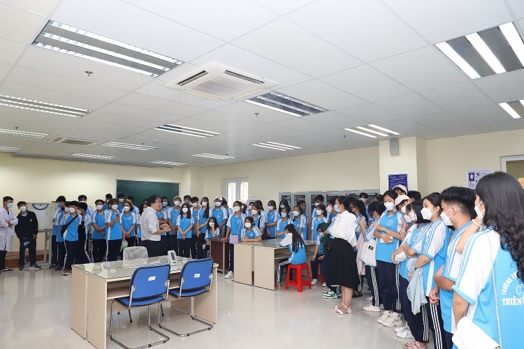 Gần 150 học sinh tham quan trải nghiệm thực tế tại trường Đại học Dầu khí Việt Nam