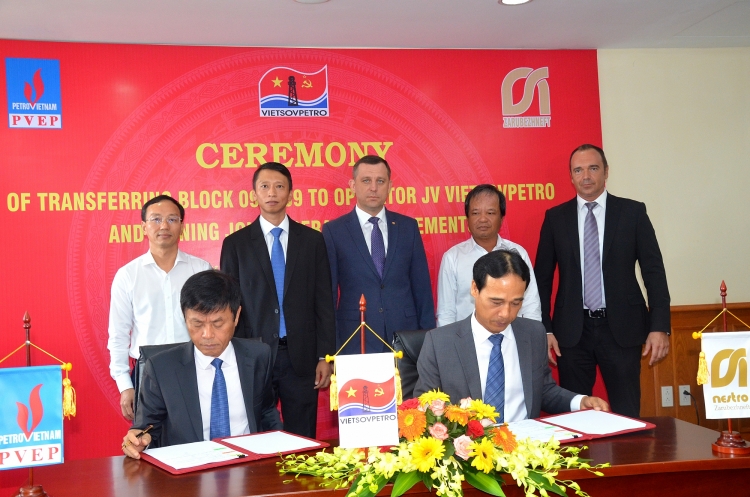 le chuyen giao lo 09 209 cho vietsovpetro dieu hanh va ky ket cac thoa thuan chung giua pvepzarubezhneft vsp