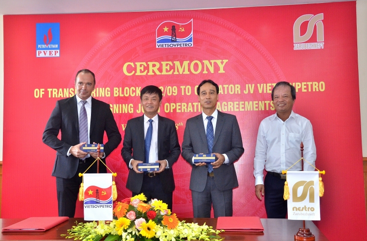 le chuyen giao lo 09 209 cho vietsovpetro dieu hanh va ky ket cac thoa thuan chung giua pvepzarubezhneft vsp