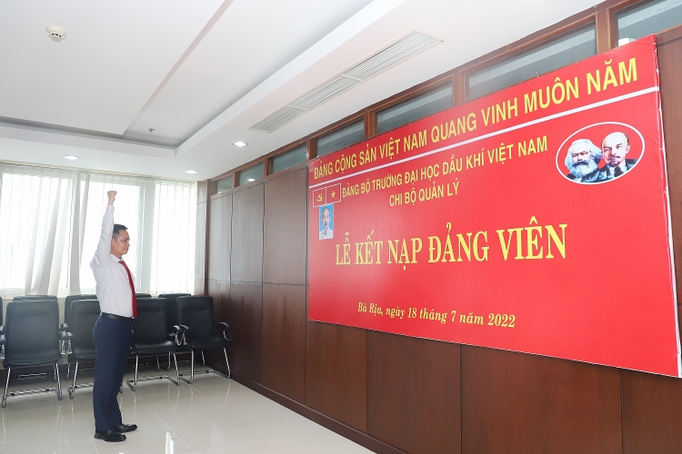 Lễ kết nạp đảng viên mới của Đảng bộ Trường Đại học Dầu khí Việt Nam