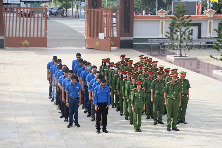 Kỷ niệm 75 năm ngày Thương binh Liệt sĩ:  Cán bộ, chiến sĩ phòng cảnh sát PCCC&CNCH (PC 07) và Tuổi trẻ Xí nghiệp ĐVLGK  đặt vòng hoa viếng Nghĩa trang Liệt sĩ