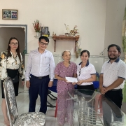 Trường Đại học Dầu khí Việt Nam thăm, tặng quà các gia đình chính sách nhân ngày Thương binh - Liệt sĩ
