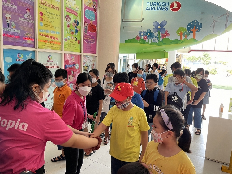 Vietsovpetro tổ chức tham quan cho con em CBCNV có thành tích học tập xuất sắc