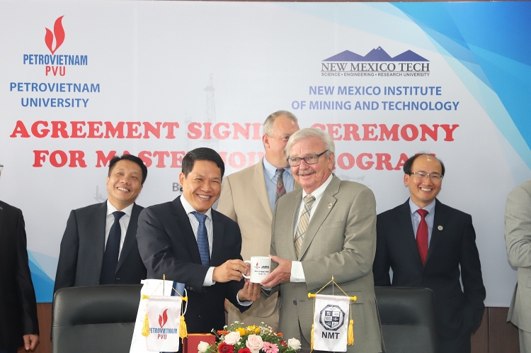 Trường Đại học Dầu khí Việt Nam ký Thỏa thuận hợp tác đào tạo Thạc sĩ với Học viện Mỏ và Công nghệ New Mexico (Mỹ)