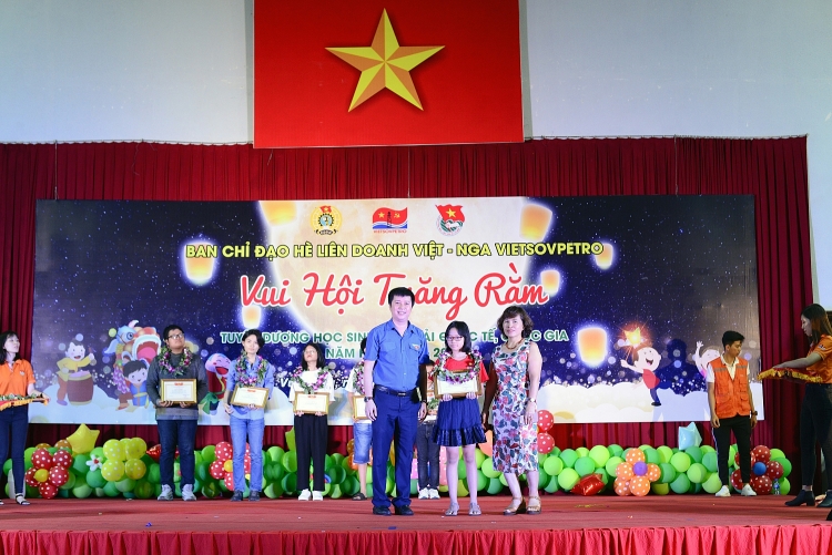 vietsovpetro to chuc dem hoi trang ram cho cac em thieu nhi