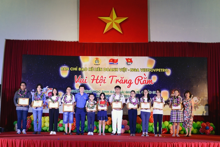 vietsovpetro to chuc dem hoi trang ram cho cac em thieu nhi