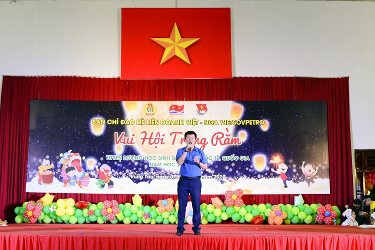 vietsovpetro to chuc dem hoi trang ram cho cac em thieu nhi
