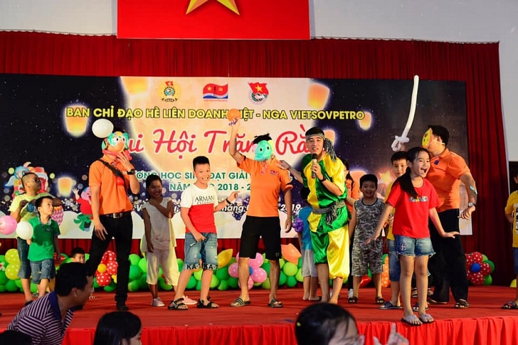 vietsovpetro to chuc dem hoi trang ram cho cac em thieu nhi