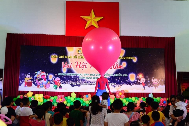 vietsovpetro to chuc dem hoi trang ram cho cac em thieu nhi