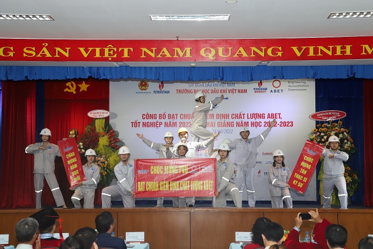 Trường Đại học Dầu khí Việt Nam khai giảng năm học mới 2022-2023 và trao bằng thạc sĩ, kỹ sư