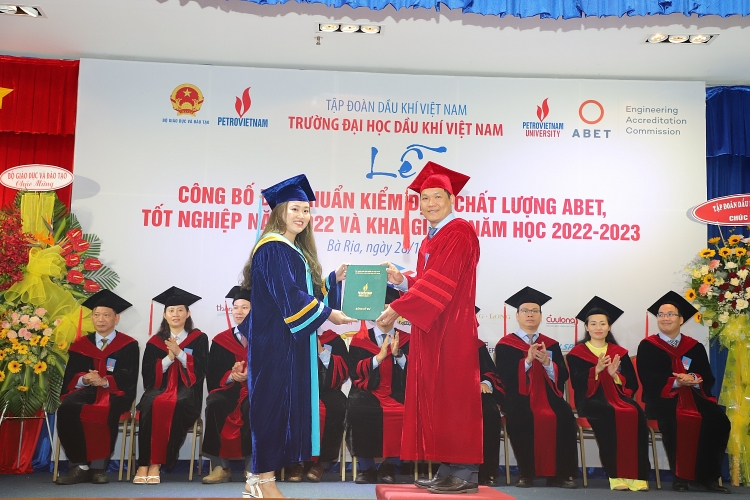 Trường Đại học Dầu khí Việt Nam khai giảng năm học mới 2022-2023 và trao bằng thạc sĩ, kỹ sư