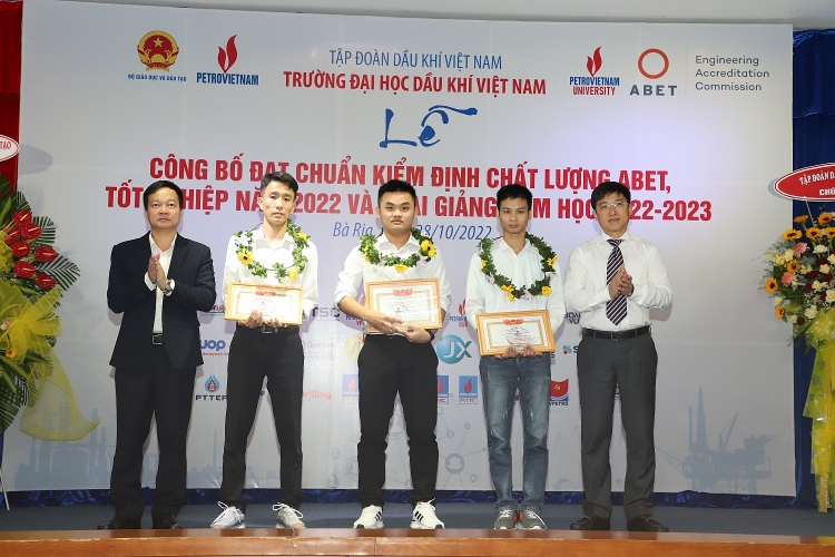 Trường Đại học Dầu khí Việt Nam khai giảng năm học mới 2022-2023 và trao bằng thạc sĩ, kỹ sư