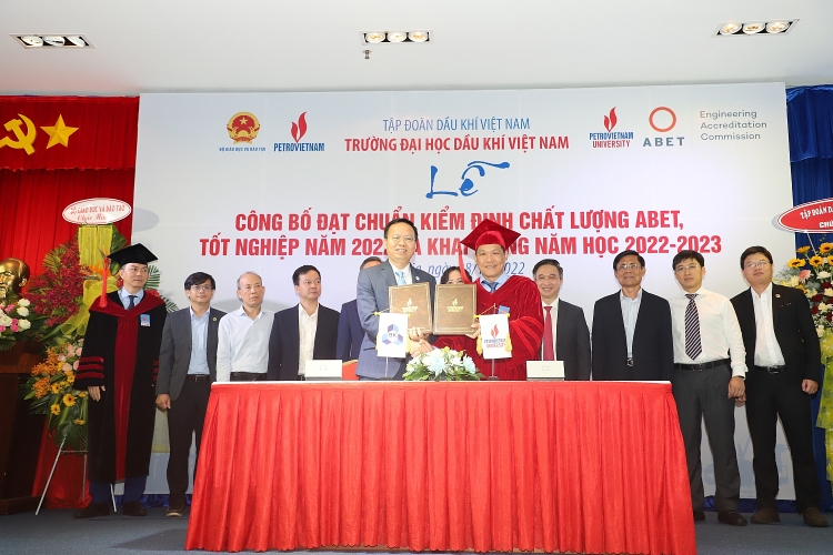 Trường Đại học Dầu khí Việt Nam khai giảng năm học mới 2022-2023 và trao bằng thạc sĩ, kỹ sư
