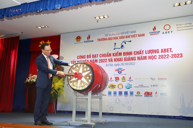 Trường Đại học Dầu khí Việt Nam khai giảng năm học mới 2022-2023 và trao bằng thạc sĩ, kỹ sư
