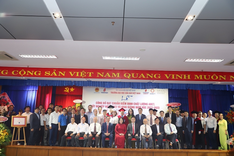 Trường Đại học Dầu khí Việt Nam khai giảng năm học mới 2022-2023 và trao bằng thạc sĩ, kỹ sư