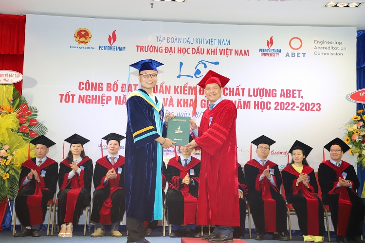 Trường Đại học Dầu khí Việt Nam khai giảng năm học mới 2022-2023 và trao bằng thạc sĩ, kỹ sư