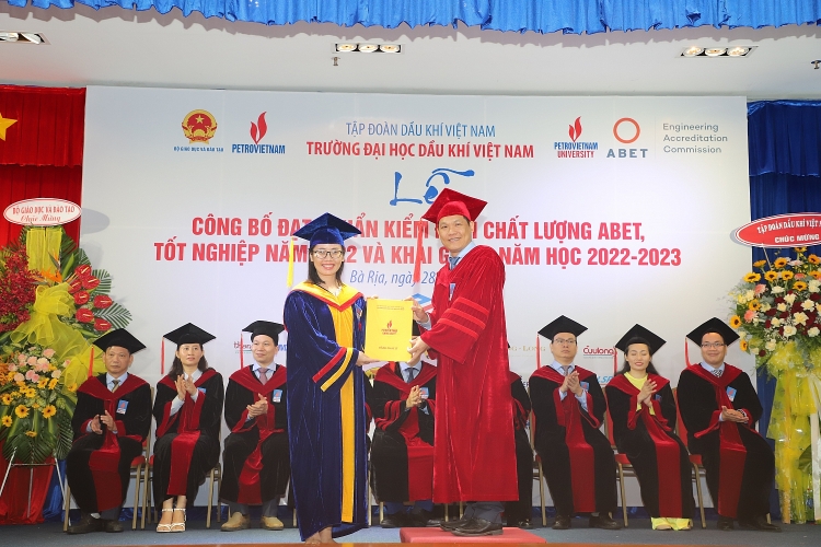 Trường Đại học Dầu khí Việt Nam khai giảng năm học mới 2022-2023 và trao bằng thạc sĩ, kỹ sư