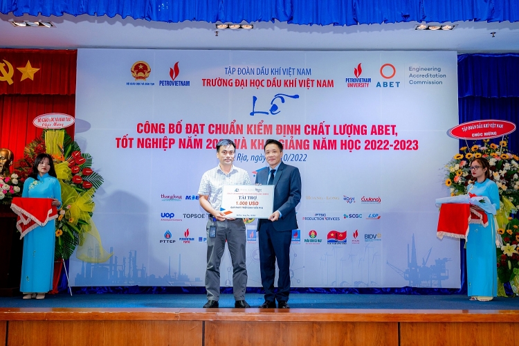 Trường Đại học Dầu khí Việt Nam khai giảng năm học mới 2022-2023 và trao bằng thạc sĩ, kỹ sư