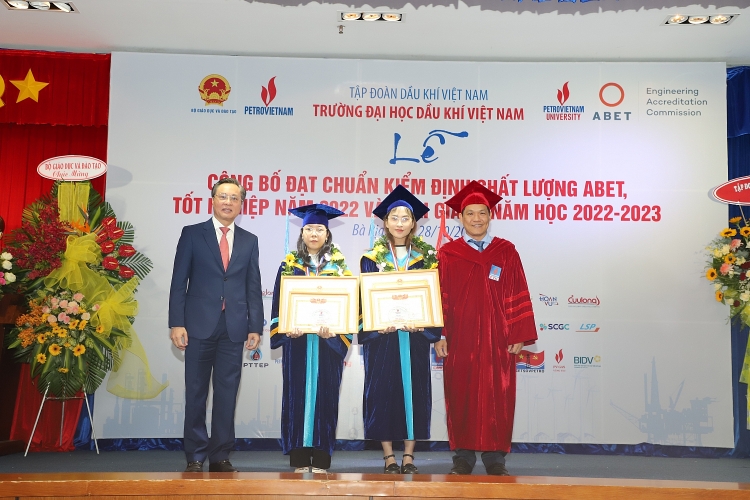 Trường Đại học Dầu khí Việt Nam khai giảng năm học mới 2022-2023 và trao bằng thạc sĩ, kỹ sư