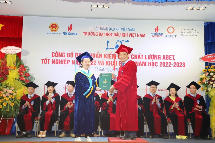 Trường Đại học Dầu khí Việt Nam khai giảng năm học mới 2022-2023 và trao bằng thạc sĩ, kỹ sư