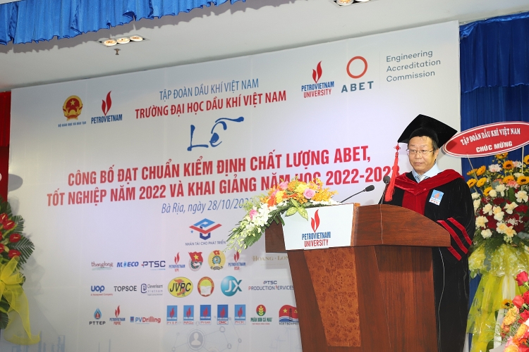 Trường Đại học Dầu khí Việt Nam khai giảng năm học mới 2022-2023 và trao bằng thạc sĩ, kỹ sư