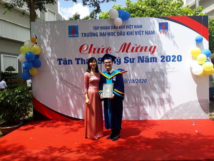 Khi ta ở chỉ là nơi đất ở   Khi ta đi đất đã hóa tâm hồn