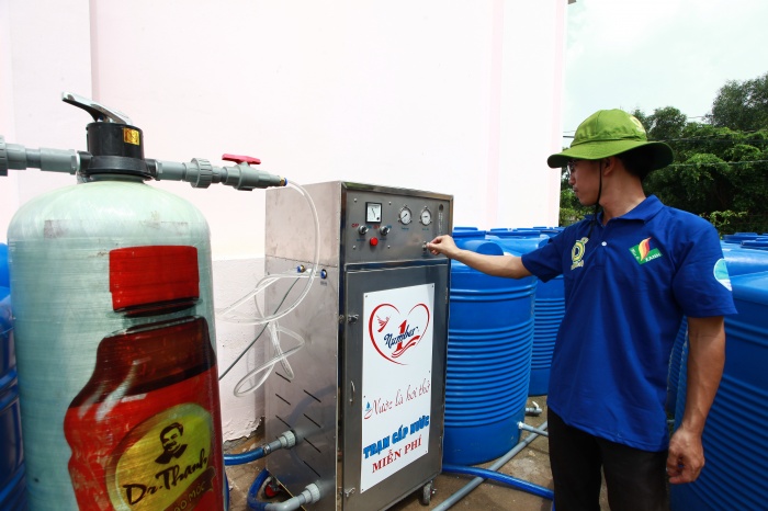 ca si phi nhung lai mang giot nuoc nghia tinh den mien tay