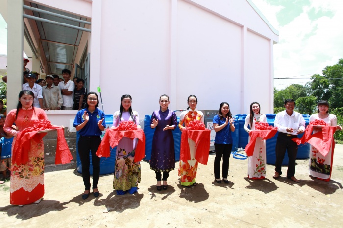 ca si phi nhung lai mang giot nuoc nghia tinh den mien tay