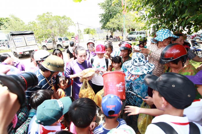 ca si phi nhung lai mang giot nuoc nghia tinh den mien tay