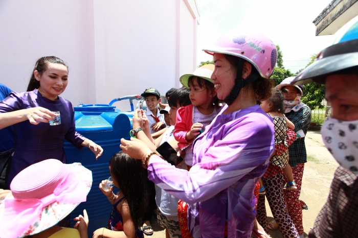 ca si phi nhung lai mang giot nuoc nghia tinh den mien tay