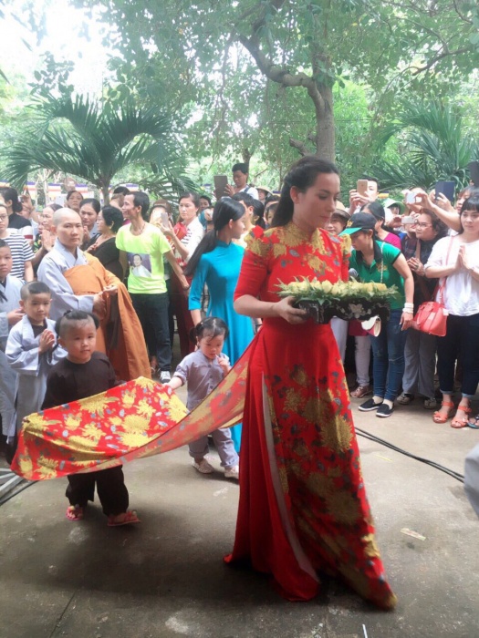 xuc dong ho van cuong cai hoa cho phi nhung trong le vu lan