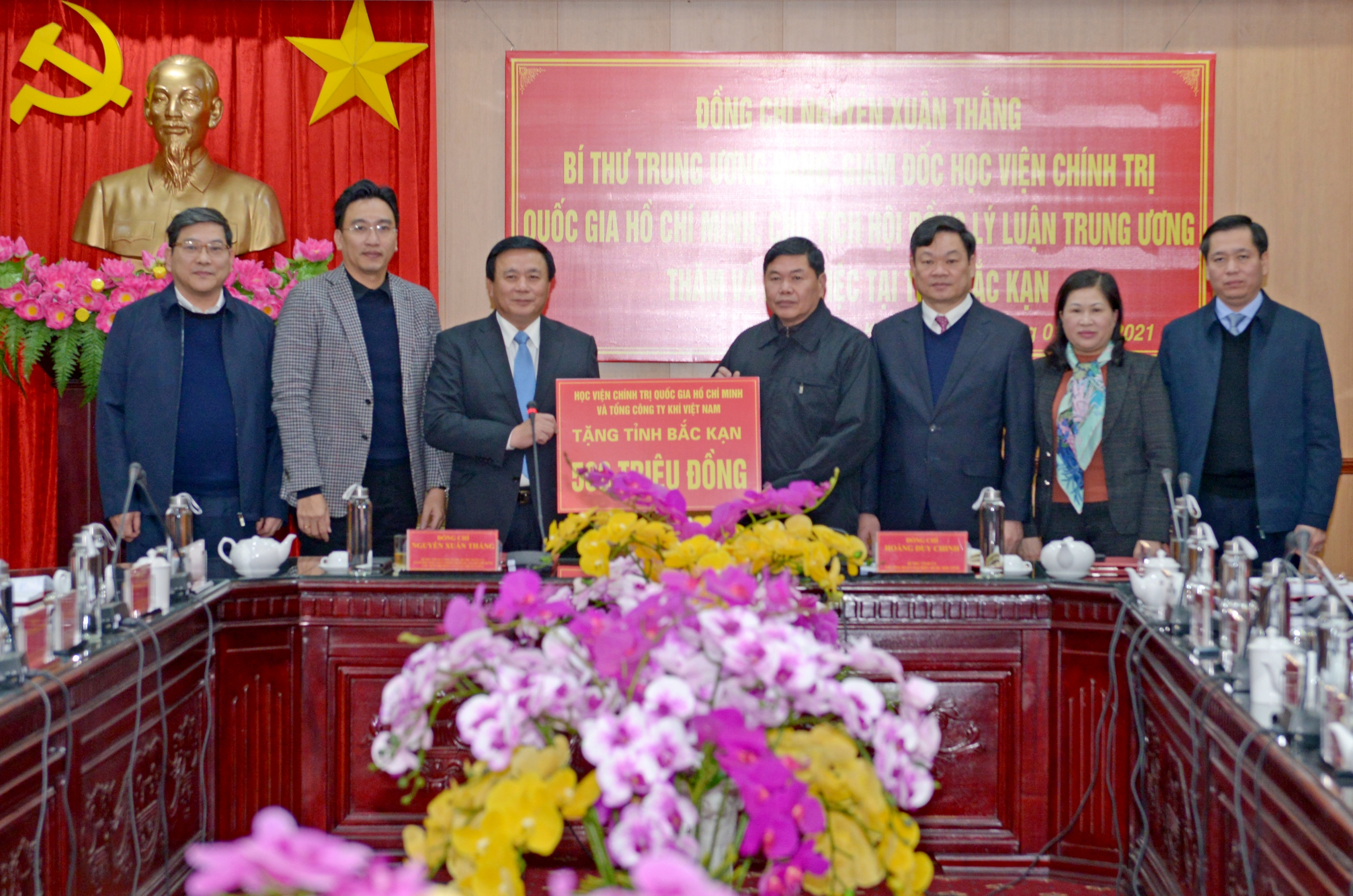 hay mặt Học viện Chính trị quốc gia Hồ Chí Minh, đồng chí Nguyễn Xuân Thắng và Tổng Công ty Khí Việt Nam tặng tỉnh 500 triệu đồng, để hỗ trợ các gia đình chính sách, hộ nghèo trên địa bàn tỉnh Bắc Kạn nhân dịp Tết Nguyên đán Tân Sửu 2021.