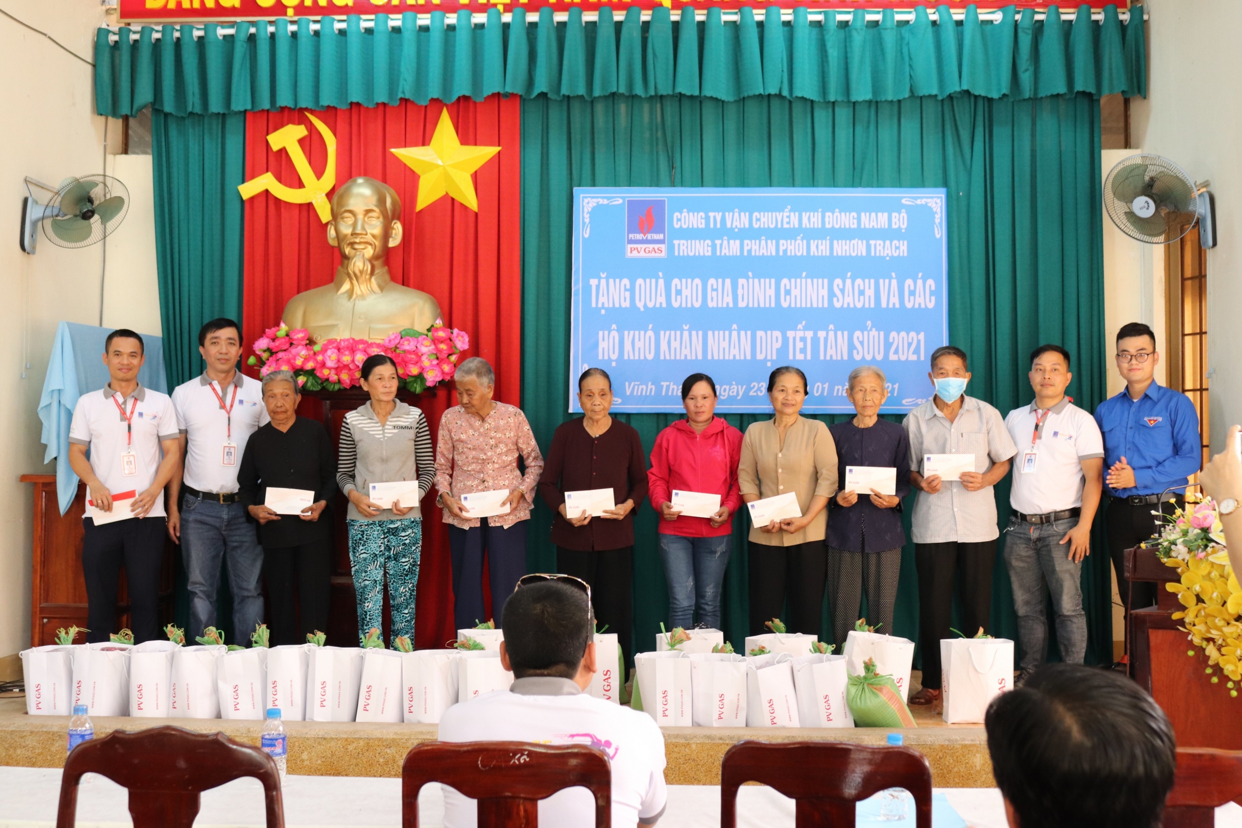 Thực hiện trao quà ở xã Vĩnh Thanh