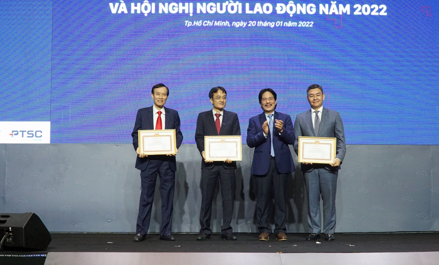 Đảng ủy Khối doanh nghiệp Trung ương đã tặng Bằng khen cho các đảng viên PTSC hoàn thành xuất sắc nhiệm vụ 5 năm liền, giai đoạn 2017 – 2021