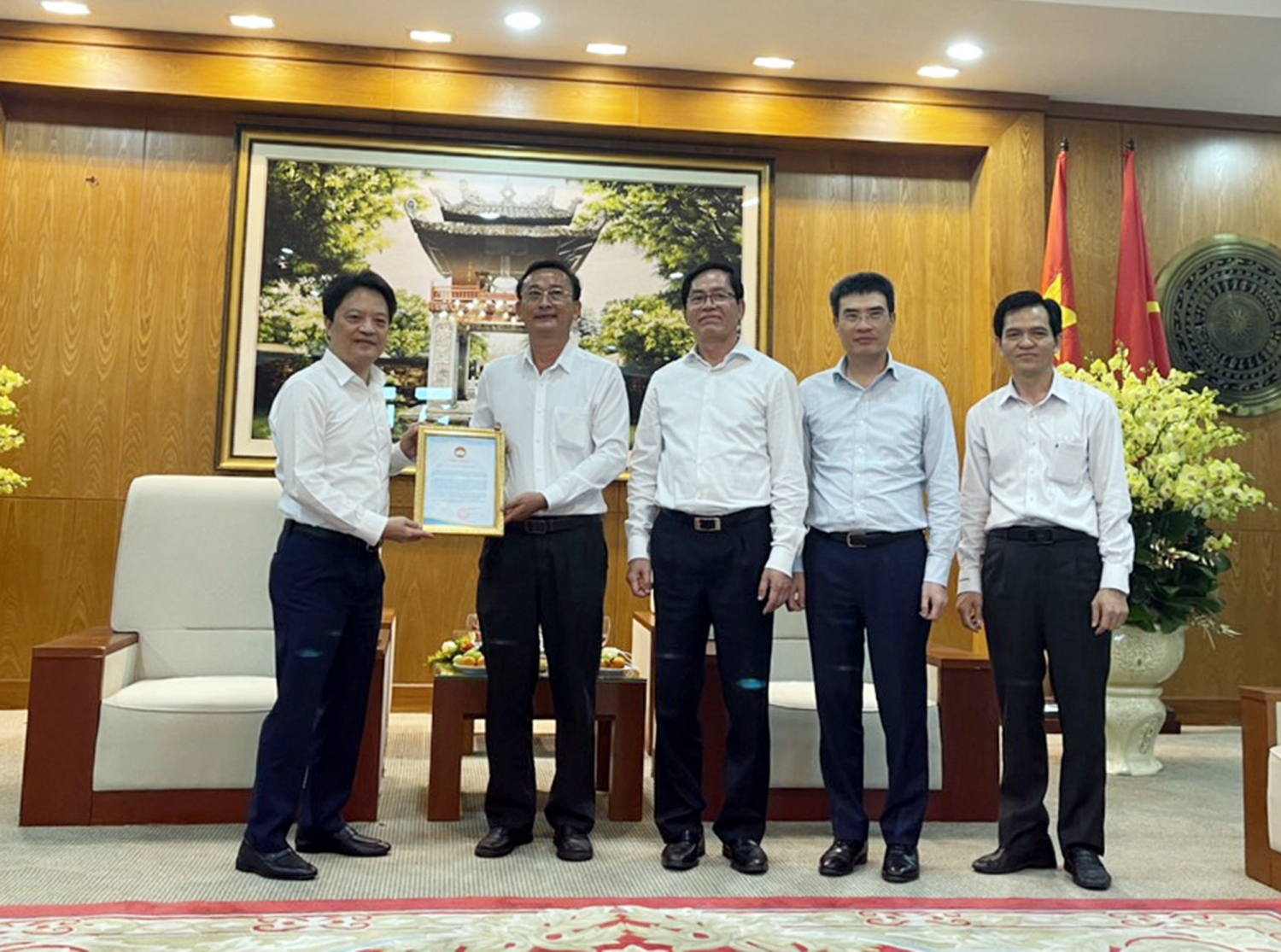 Đại diện Ủy ban MTTQ tỉnh BR-VT trao Thư cảm ơn Chương trình ASXH mừng Tết yên vui của PV GAS